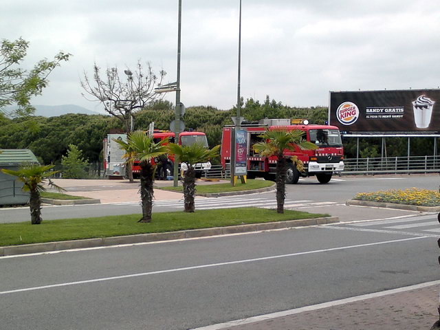 Camiones de bomberos llenado los dep�sitos de agua en el cruce de la avenida del mar y de la avenida de Europa de Gav� Mar por un incendio en la pineda de Llevant Mar de Gav� Mar (19 Mayo 2012)